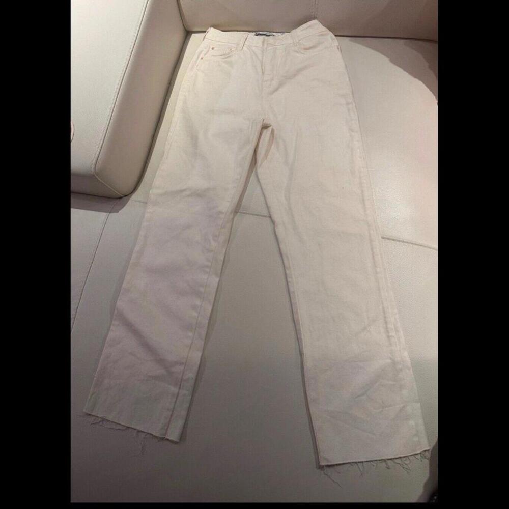 Womens white zara wide leg jeans with distressed hem size 4